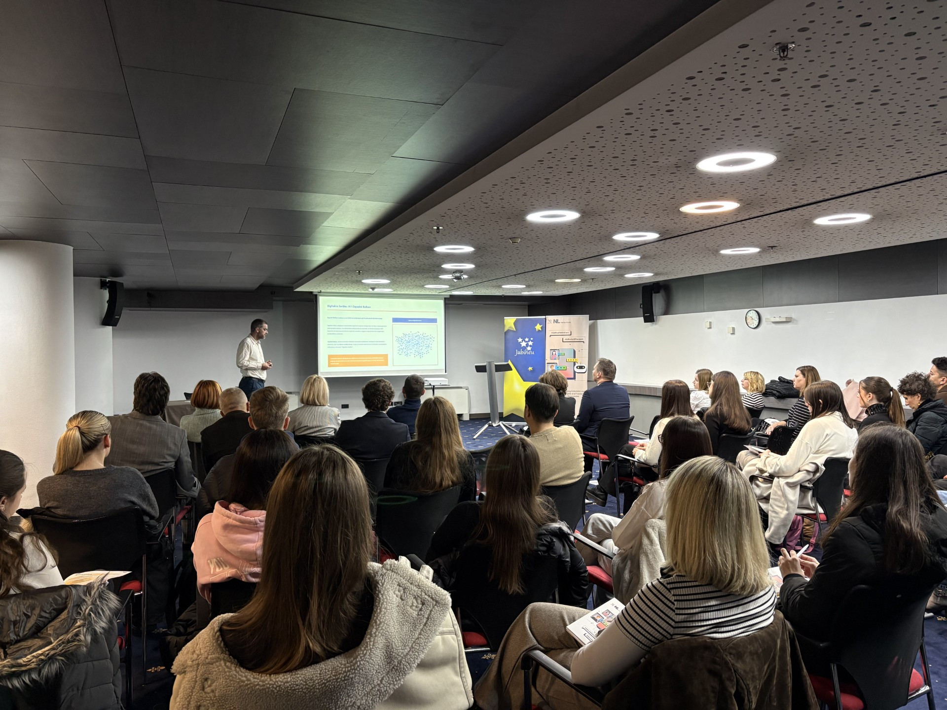 Algoritamske manipulacije produbljuju društvene podjele: Predstavljeno istraživanje o utjecaju AI-a na mlade i demokratiju u BiH